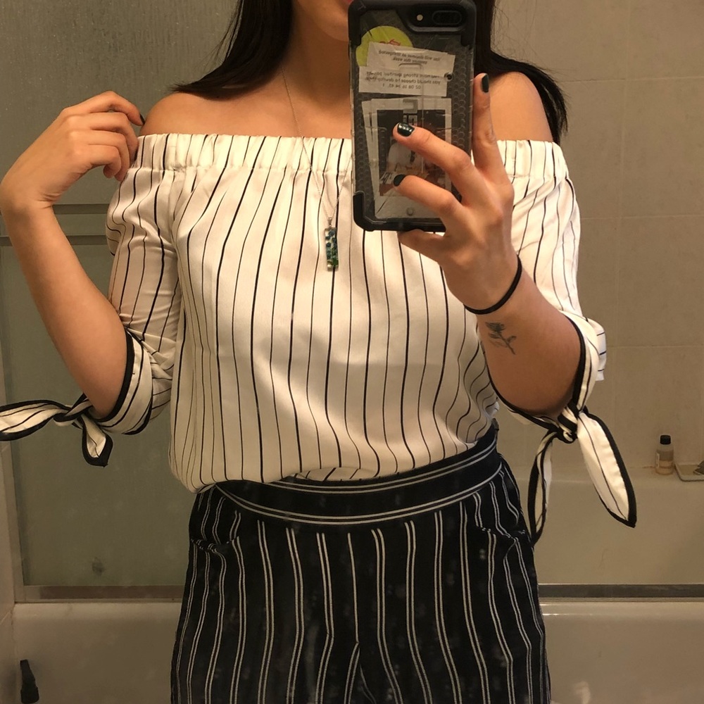 Cream Stripped Off the Shoulder top 💞✨